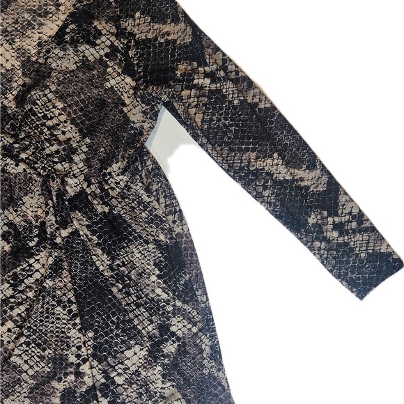 Torrid Tunic Top Womens 1 Black Gray Snakeskin Print Long Sleeve V Neck Surplice - Picture 7 of 8